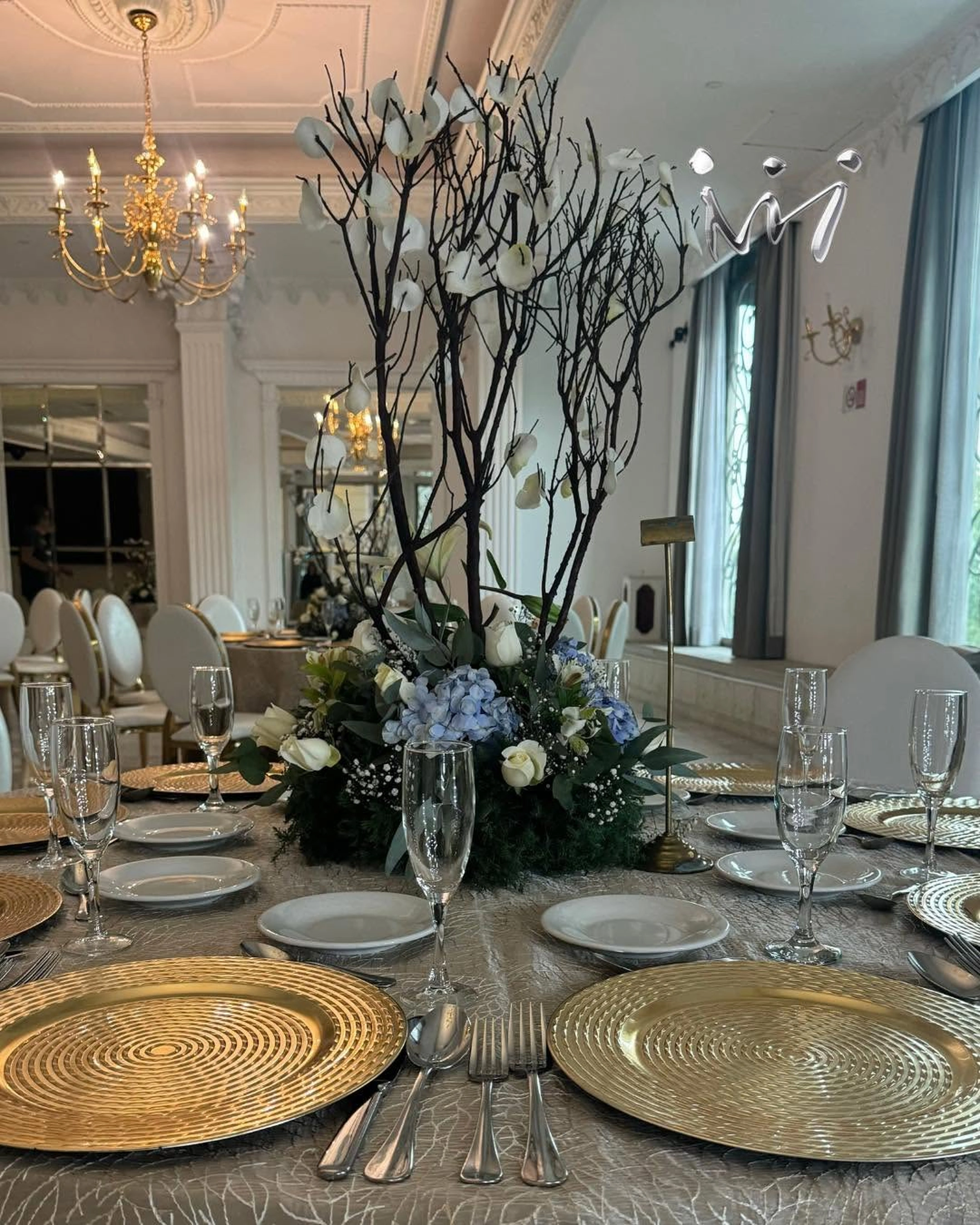 Salón montado con vajilla dorada en Monarquia Coronado